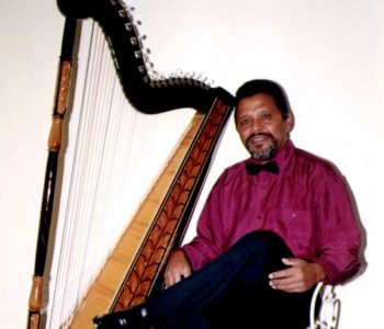 Yves Rakoto et sa harpe Paraguayenne