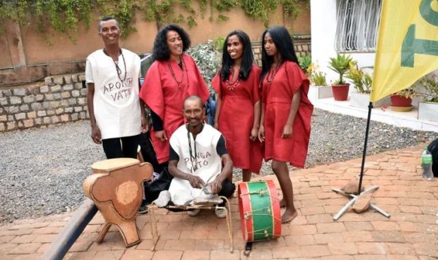 Le groupe Aponga Vato, un des participants au festival tient son nom d’un rocher de Betafo réputé abriter des Vazimba.