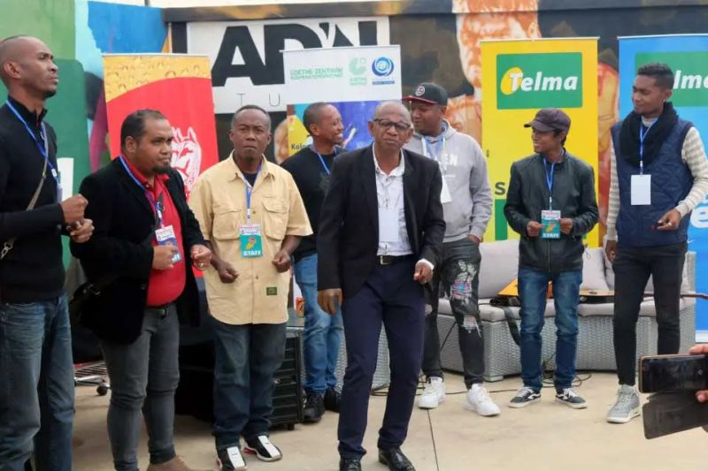 Le groupe de Rajery au complet lors du Festival Angaredona 2022